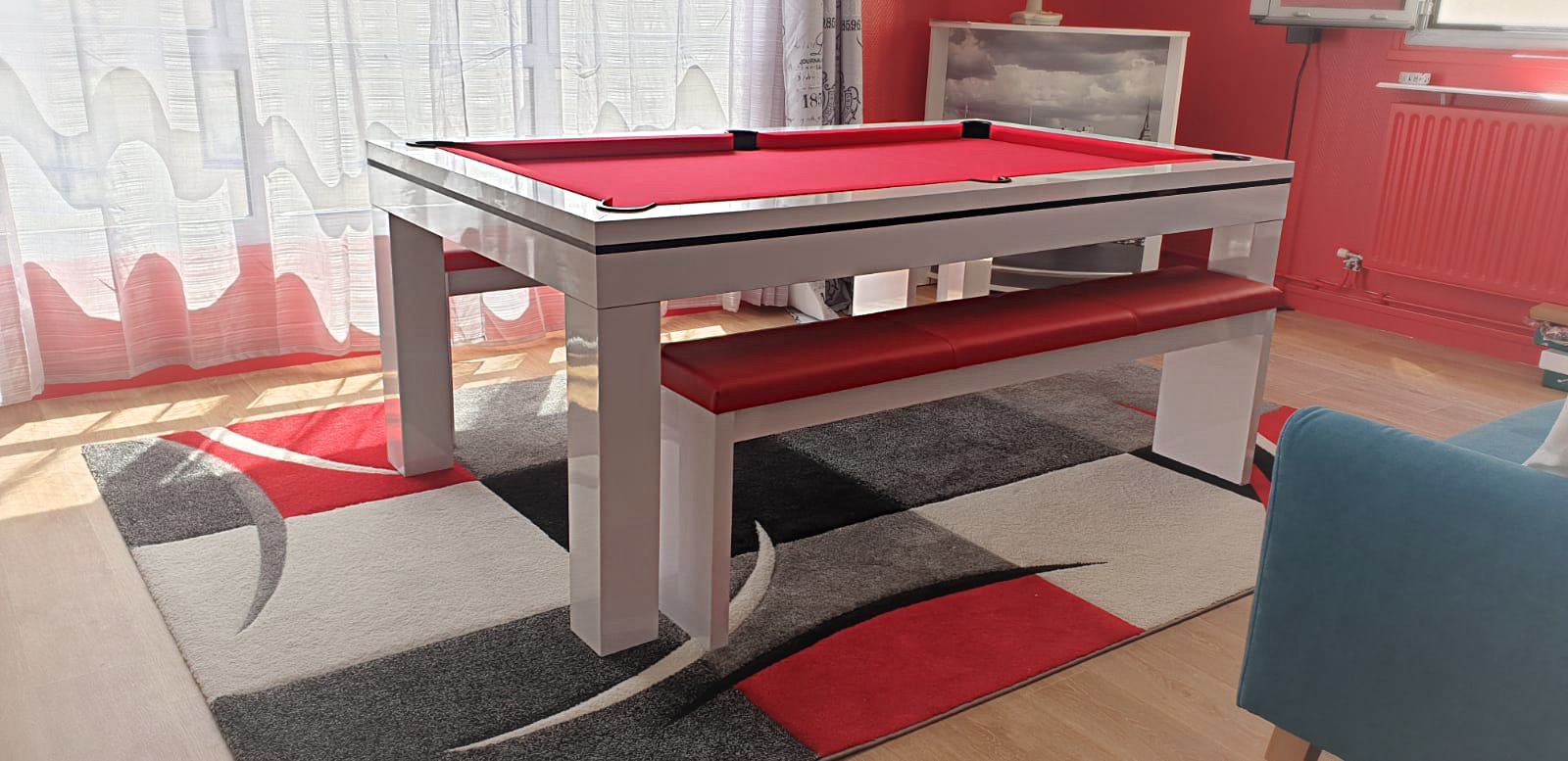 Billard-table NOVEA finition blanc brillant liseré noir monté d'u tapis de jeu rouge et ses bancs assortis à l'assise cuir synthétique rouge